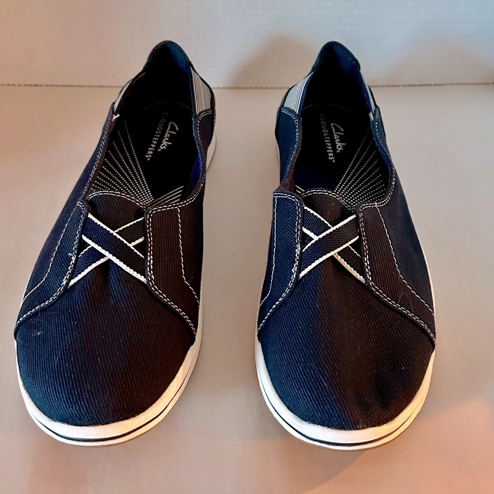 Clark’s NEW navy blue cloudsteppers slip on washable shoes. Size 8.5